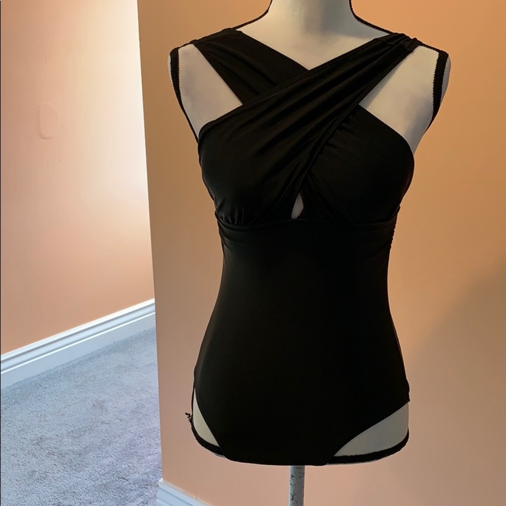 Brand new - LAPAYA women’s front criss cross suit